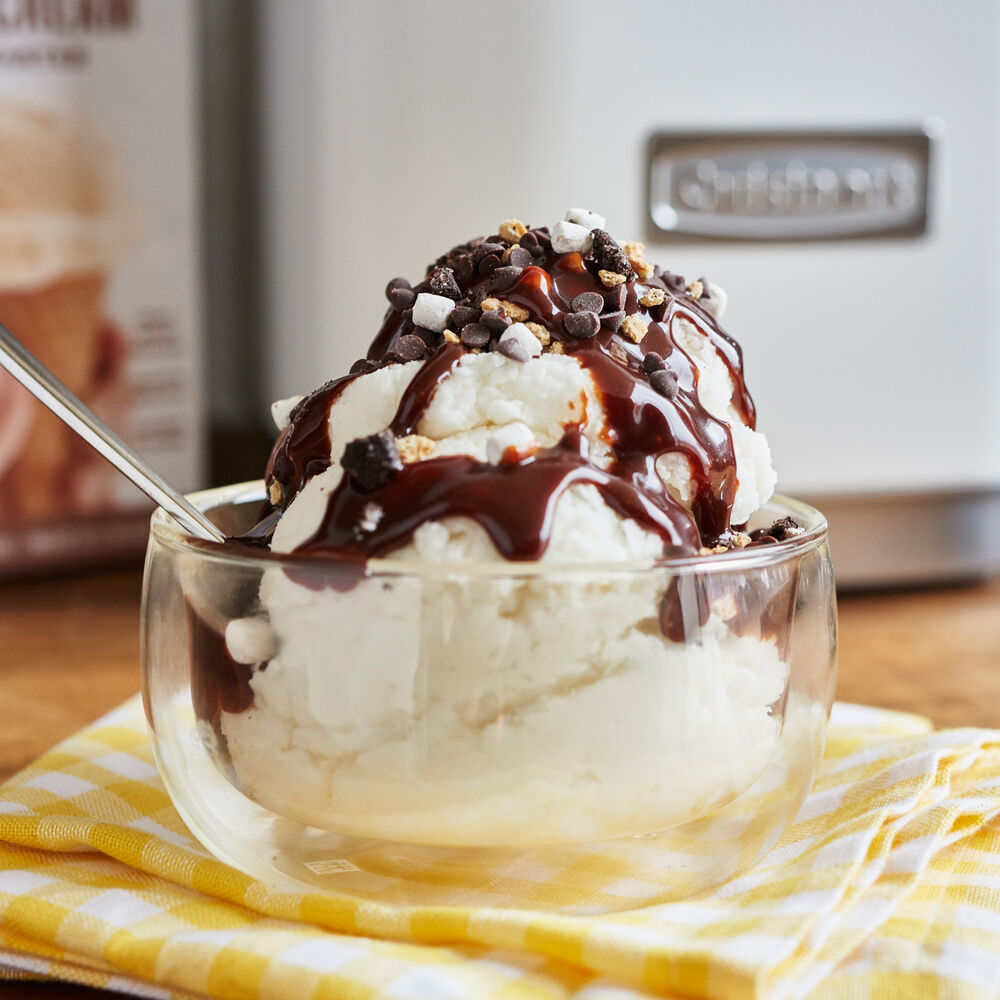 Simple vanilla ice cream recipe sur la table