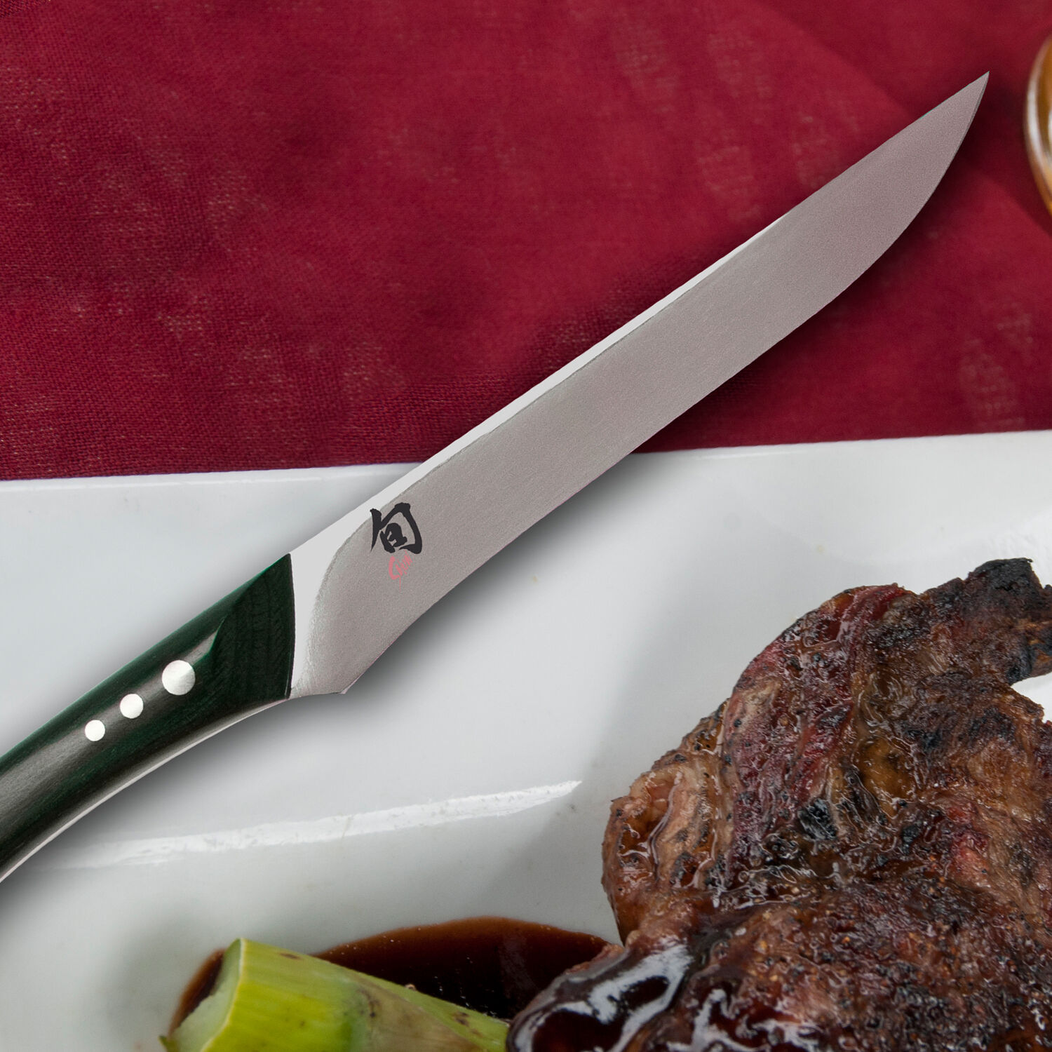 table setting with steak knife