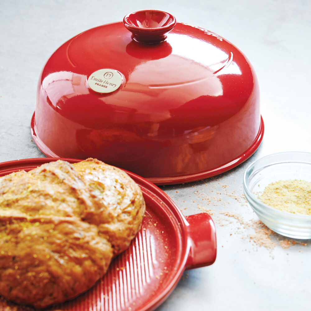 Emile Henry Bread Cloche Sur La Table
