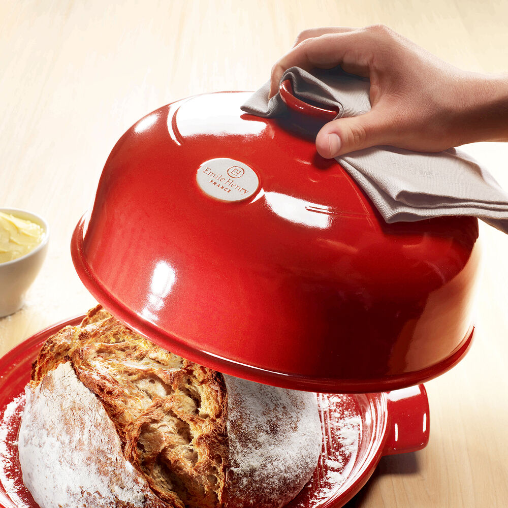 Emile Henry Bread Cloche Sur La Table