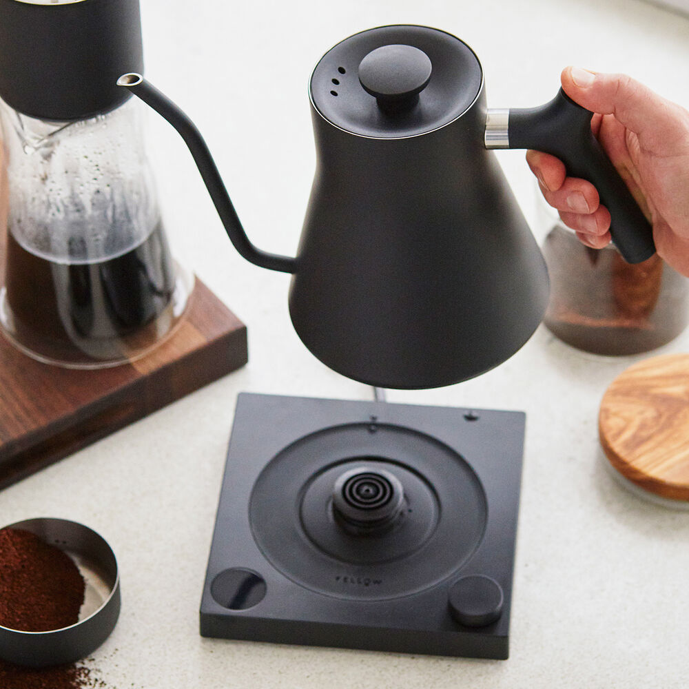 fellow stagg ekg electric pour over kettle matte black sur la table fellow stagg ekg electric pour over kettle matte black sur la table