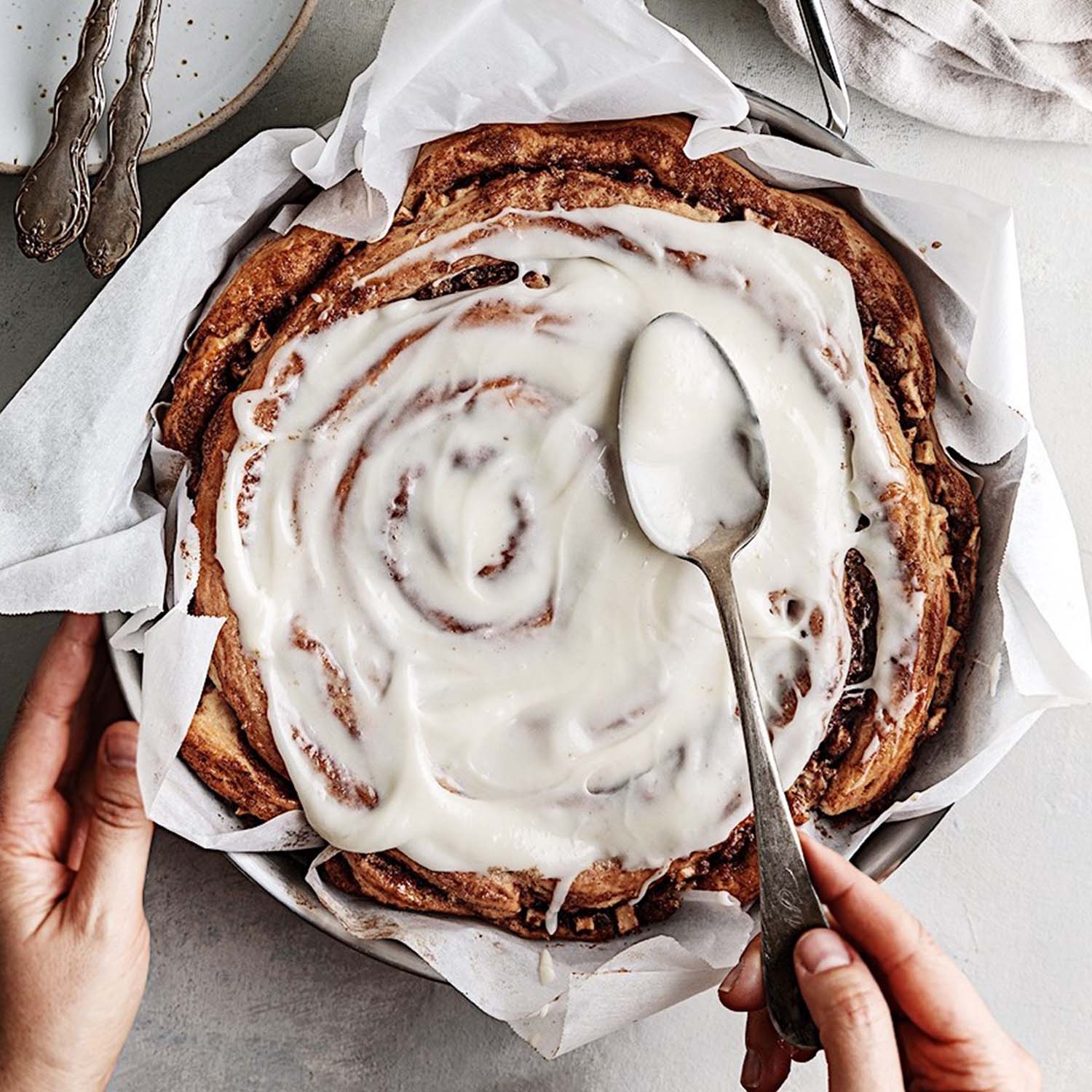 Giant Apple Cinnamon Roll Cake Recipe Sur La Table
