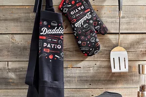Sur La Table Daddio of the Patio Oven Mitt and apron