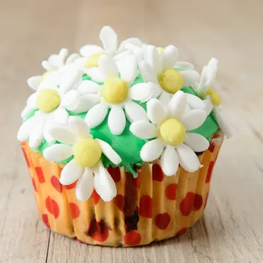 Cupcake with Spring-Inspired Fondant Decorations