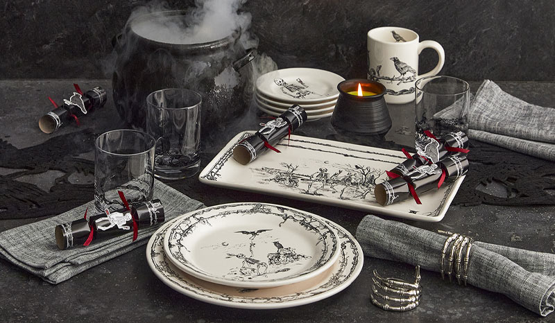 Halloween dinnerware plates and decor
