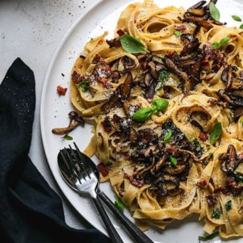 TAGLIATELLE CARBONARA PASTA WITH CRISPY MUSHROOMS