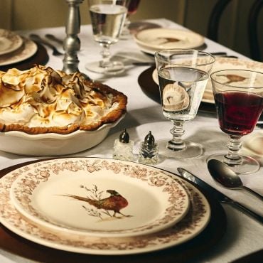 Sur la table Thanksgiving dinnerware on holiday dining table