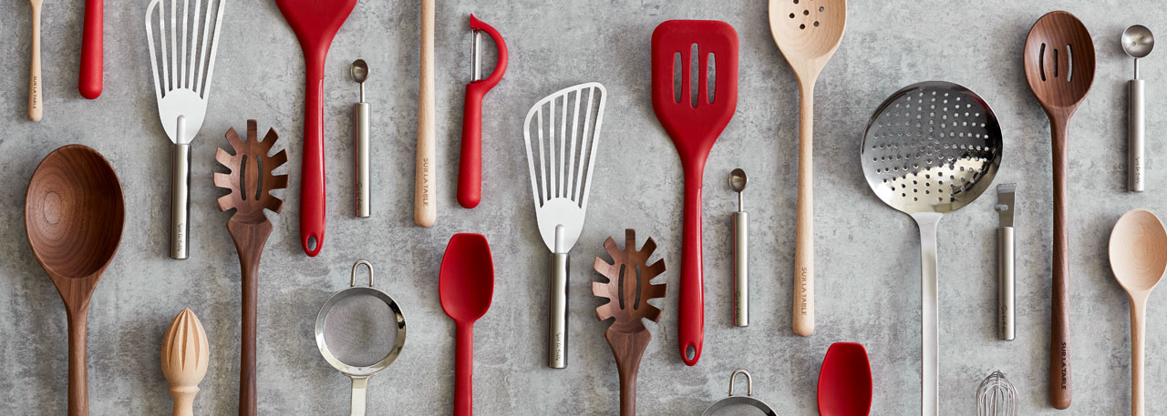 sur la table kitchen utensil set