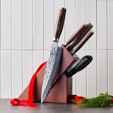 knife block with ribbon