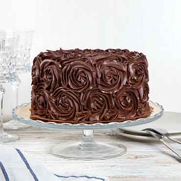 Classic Yelow Cake with Chocolate Buttercream Frosting and Décor