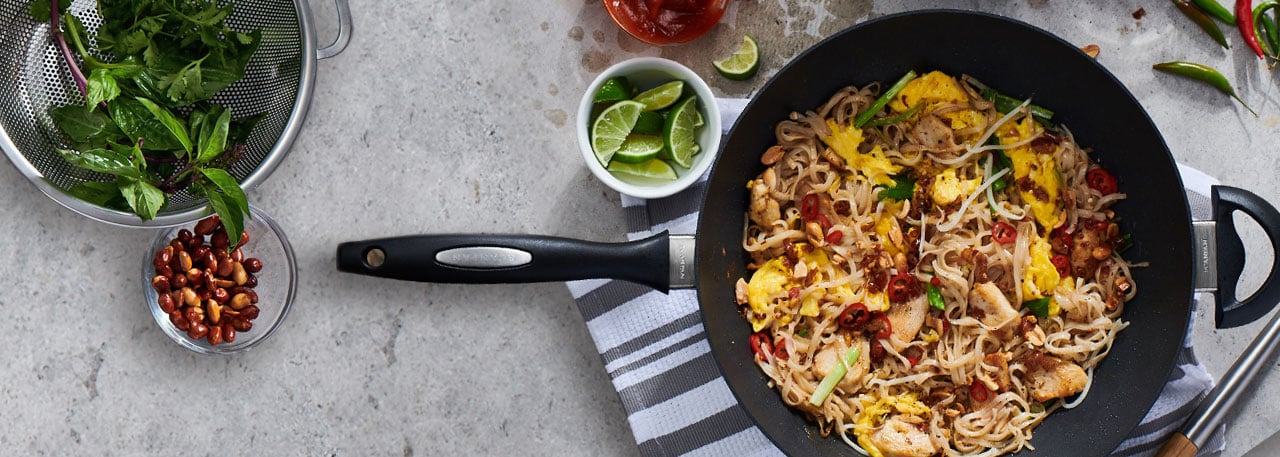 Scanpan ES5 nonstick wok with phad thai noodles
