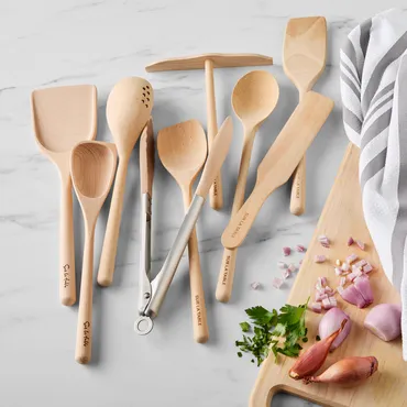 Sur la table beechwood kitchen tools on marble counter
