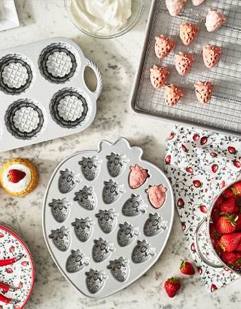 Fresh strawberries and baking pans